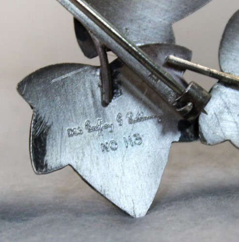 Lot 90 - Geoffrey Bellamy for George Tarratt a silver ivy leaf brooch