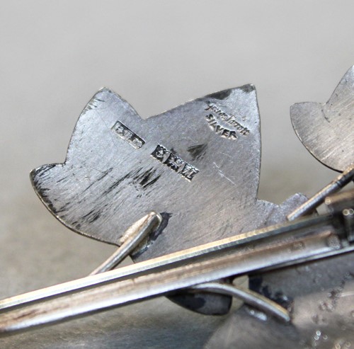 Lot 90 - Geoffrey Bellamy for George Tarratt a silver ivy leaf brooch
