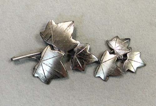 Lot 90 - Geoffrey Bellamy for George Tarratt a silver ivy leaf brooch