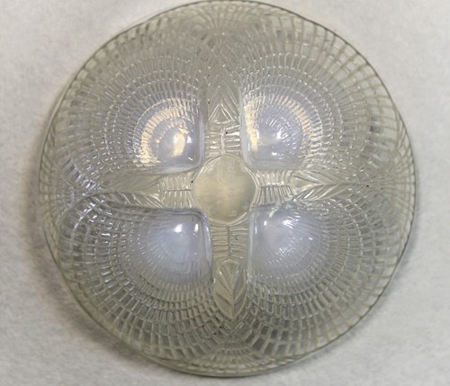 Lot 4 - Coquille, an R. Lalique opalescent glass dish