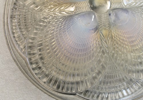 Lot 4 - Coquille, an R. Lalique opalescent glass dish