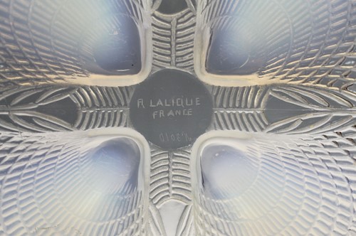 Lot 4 - Coquille, an R. Lalique opalescent glass dish