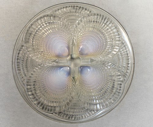 Lot 4 - Coquille, an R. Lalique opalescent glass dish