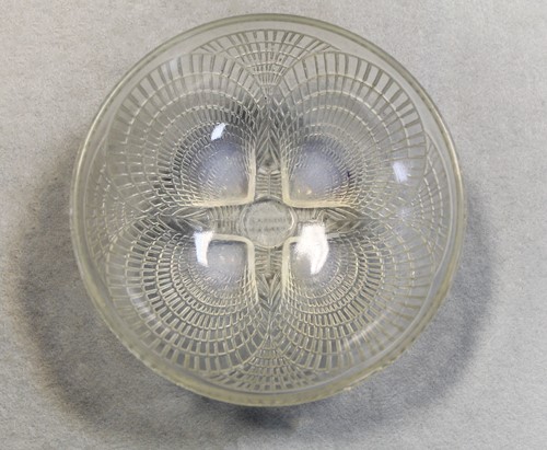 Lot 4 - Coquille, an R. Lalique opalescent glass dish