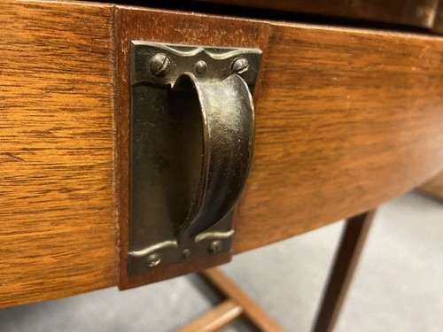 Lot 147 - Attributed to Heal's Arts & Crafts oak dressing table, circa 1900