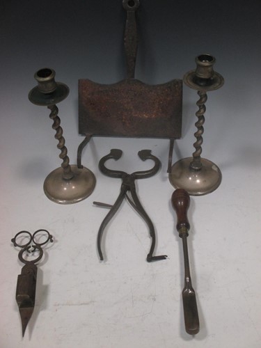 Lot 283 - A collection of vintage utensils, including 3...