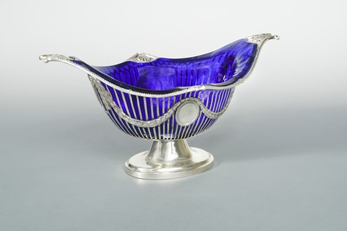 Lot 383 - An Edward VII silver pastry basket with blue glass liner