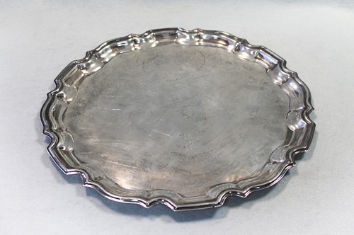 Lot 415 - A 20th century silver salver