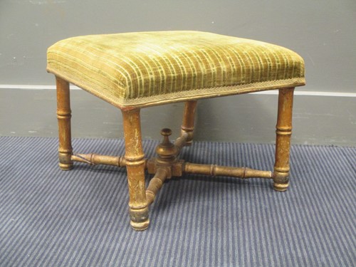 Lot 475 - Gilt wood cresting carved with acanthus and a...
