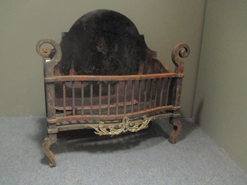 Lot 568 - A brass fender and a fire grate
