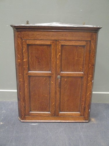Lot 527 - An early 19th century oak hanging corner...