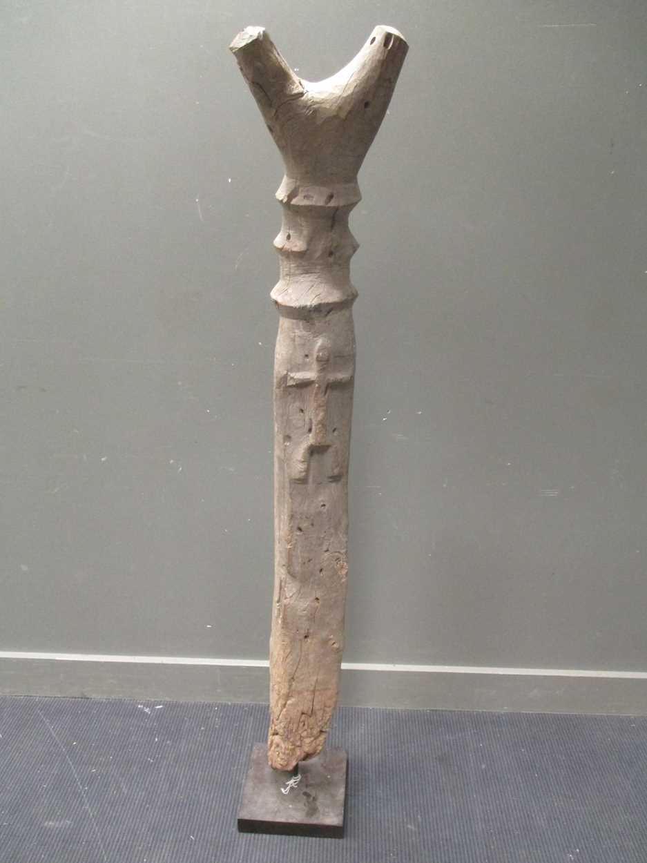 Lot 122 - An early 20th century carved African post,