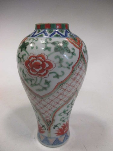 Lot 152 - A small Wucai vase