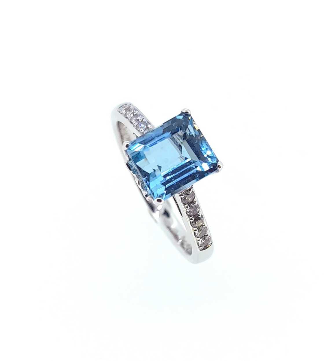 Lot 107 - An 18ct gold aquamarine and diamond ring