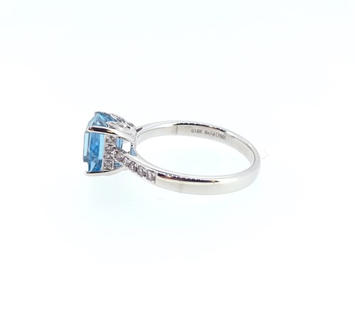 Lot 107 - An 18ct gold aquamarine and diamond ring