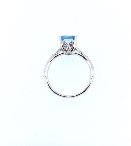 Lot 107 - An 18ct gold aquamarine and diamond ring
