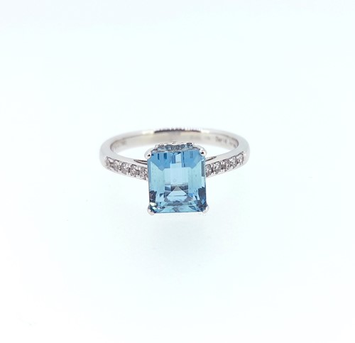 Lot 107 - An 18ct gold aquamarine and diamond ring