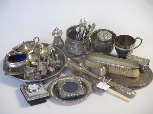 Lot 171 - A collection of silver including sugar bowls,...