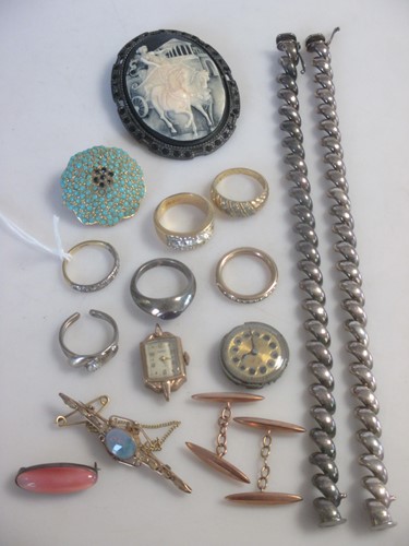 Lot 159 - A pair of 9ct cufflinks and a 9ct watch head 6....