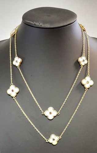 Lot 36 - A chain necklace of mother of pearl set quatrefoil flowers