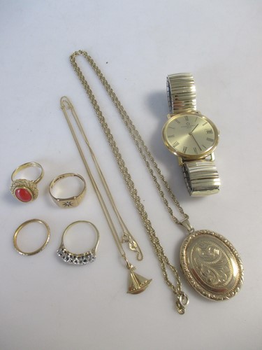 Lot 158 - A collection of jewellery including a 9ct gold...