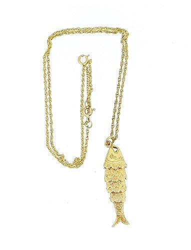 Lot 53 - An articulated fish pendant and chain