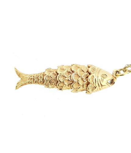 Lot 53 - An articulated fish pendant and chain
