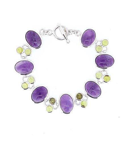 Lot 21 - An amethyst and peridot bracelet