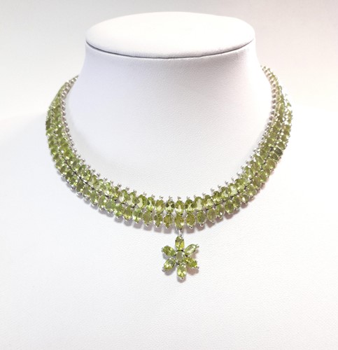 Lot 22 - A modern statement collar set with peridot