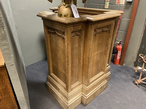 Lot 113 - A Robert 'Mouseman' Thompson oak pulpit