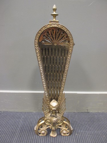 Lot 572 - A brass peacock tail fire screen, 63cm high