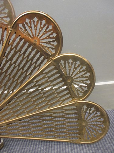 Lot 572 - A brass peacock tail fire screen, 63cm high