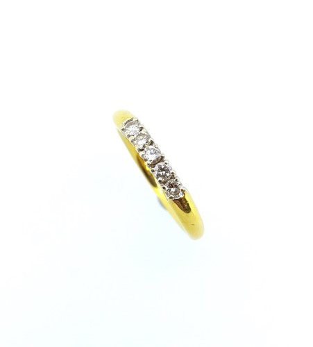 Lot 86 - An 18ct gold ring set with five diamonds