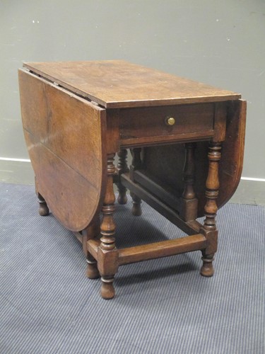 Lot 408 - An 18th century oak drop leaf table