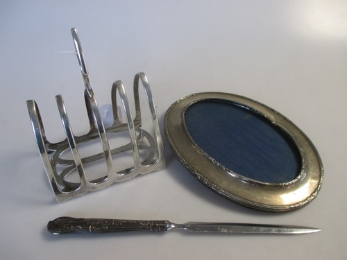 Lot 170 - A silver toastrack, 5.1ozt together with a...