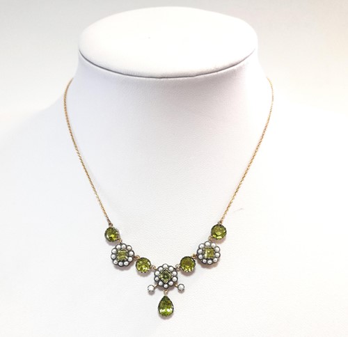 Lot 20 - A peridot and seed pearl necklace