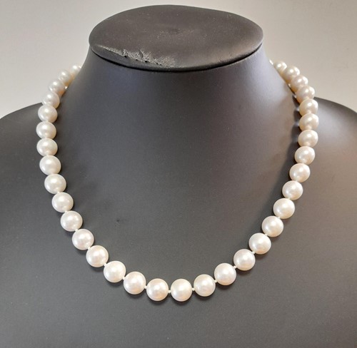 Lot 71 - A necklace of large freshwater cultured pearls