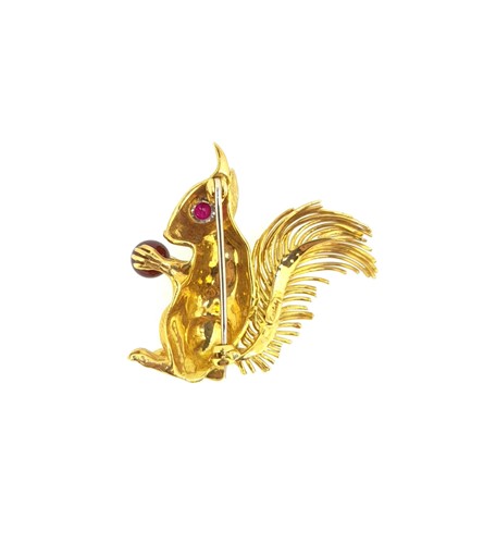 Lot 157 - Kutchinsky - An 18ct gold diamond and ruby set squirrel brooch