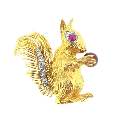 Lot 157 - Kutchinsky - An 18ct gold diamond and ruby set squirrel brooch