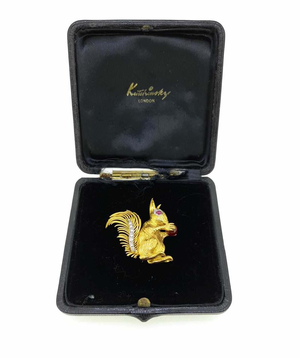 Lot 157 - Kutchinsky - An 18ct gold diamond and ruby set squirrel brooch