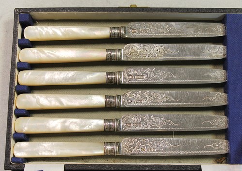 Lot 373 - A cased set of 6 Victorian silver fruit eaters