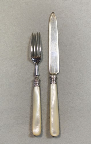 Lot 373 - A cased set of 6 Victorian silver fruit eaters