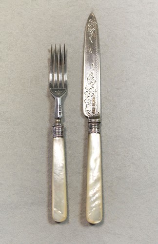 Lot 373 - A cased set of 6 Victorian silver fruit eaters