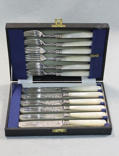 Lot 373 - A cased set of 6 Victorian silver fruit eaters