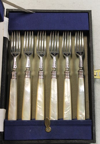 Lot 373 - A cased set of 6 Victorian silver fruit eaters
