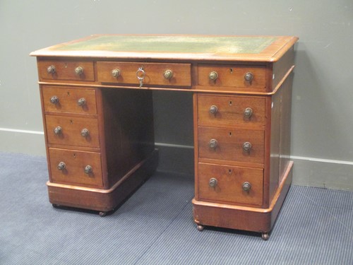 Lot 443 - A twin pedestal desk 73 x 106 x 63cm
