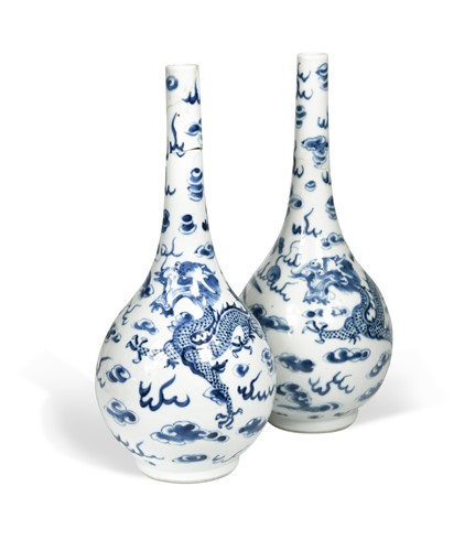 Lot 356 - A pair of Chinese Kraak bottle vases