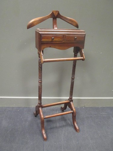 Lot 369 - A 20th century gentleman's hardwood valet...
