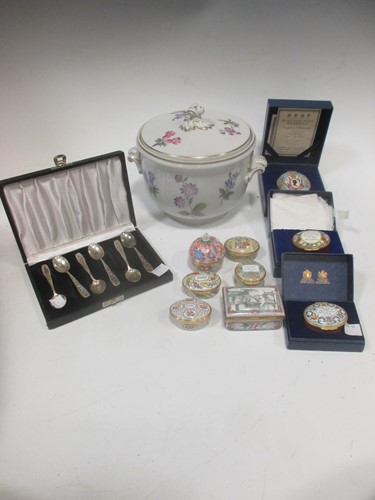 Lot 82 - A group of 8 Halcyon Days enamel boxes,...