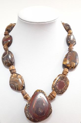 Lot 18 - A large necklace of boulder opals